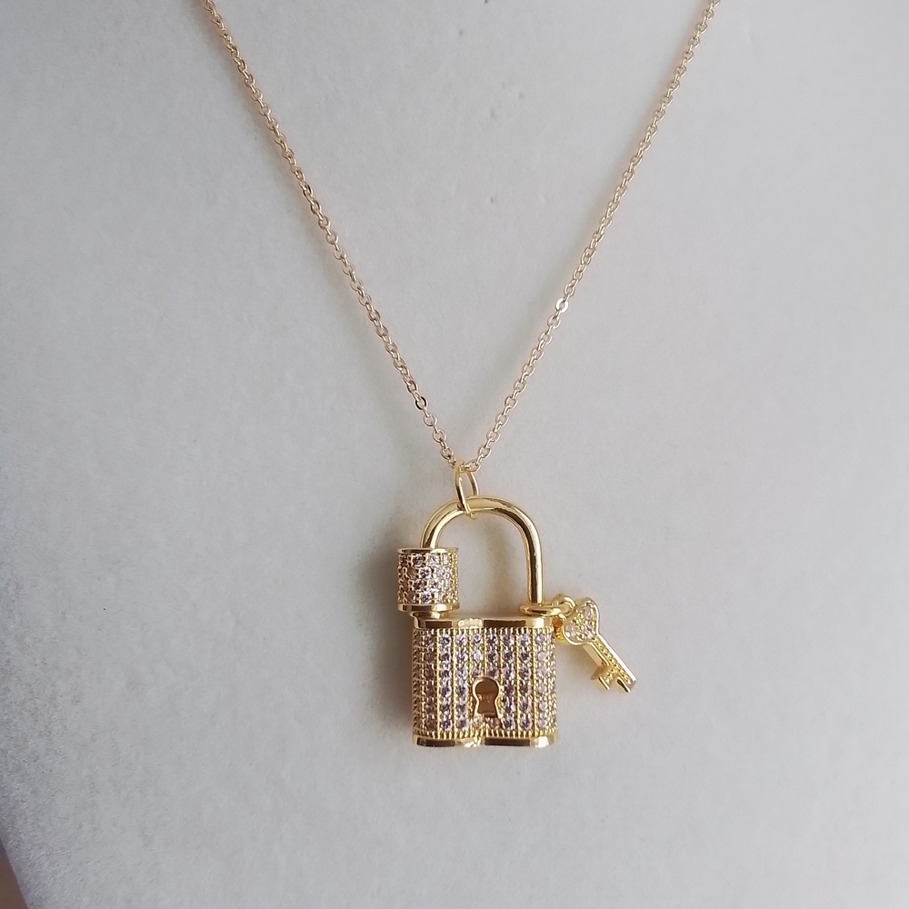 Elegant Gold Lock/key Pendant Necklace